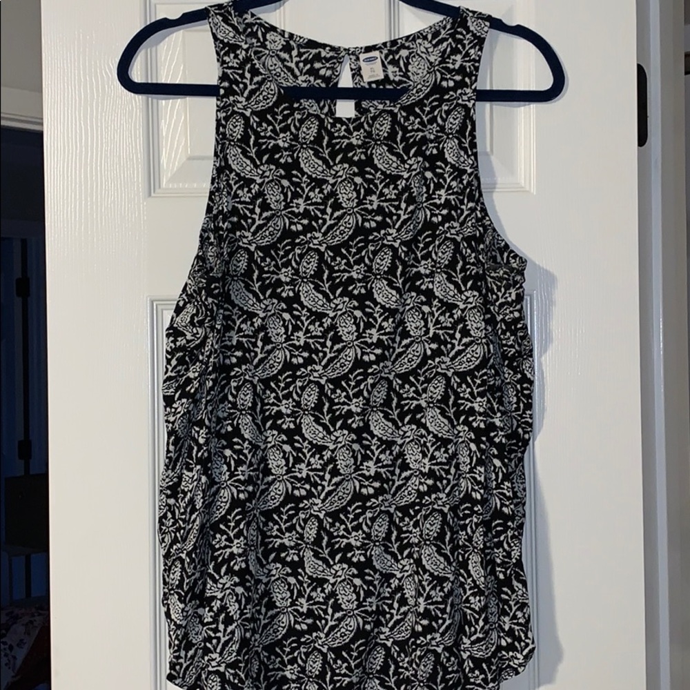 BLack and white design tank